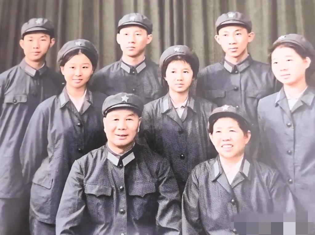 这位开国上将人生太圆满，妻子一连生下十个孩子，三个子女后来都当上将军。在新