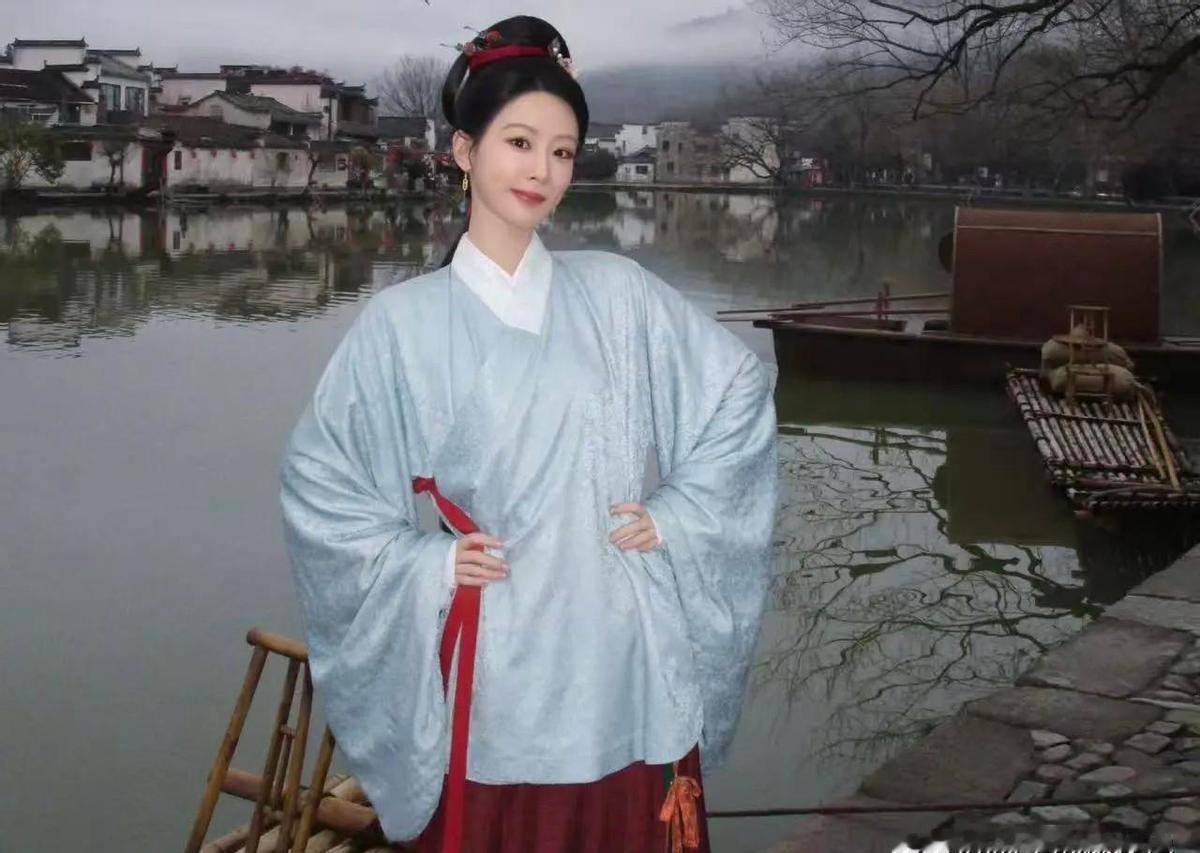 杨紫这事儿吧，外头传的是她拒绝了一个富二代。我看了一圈，真正让我停下来的不是她