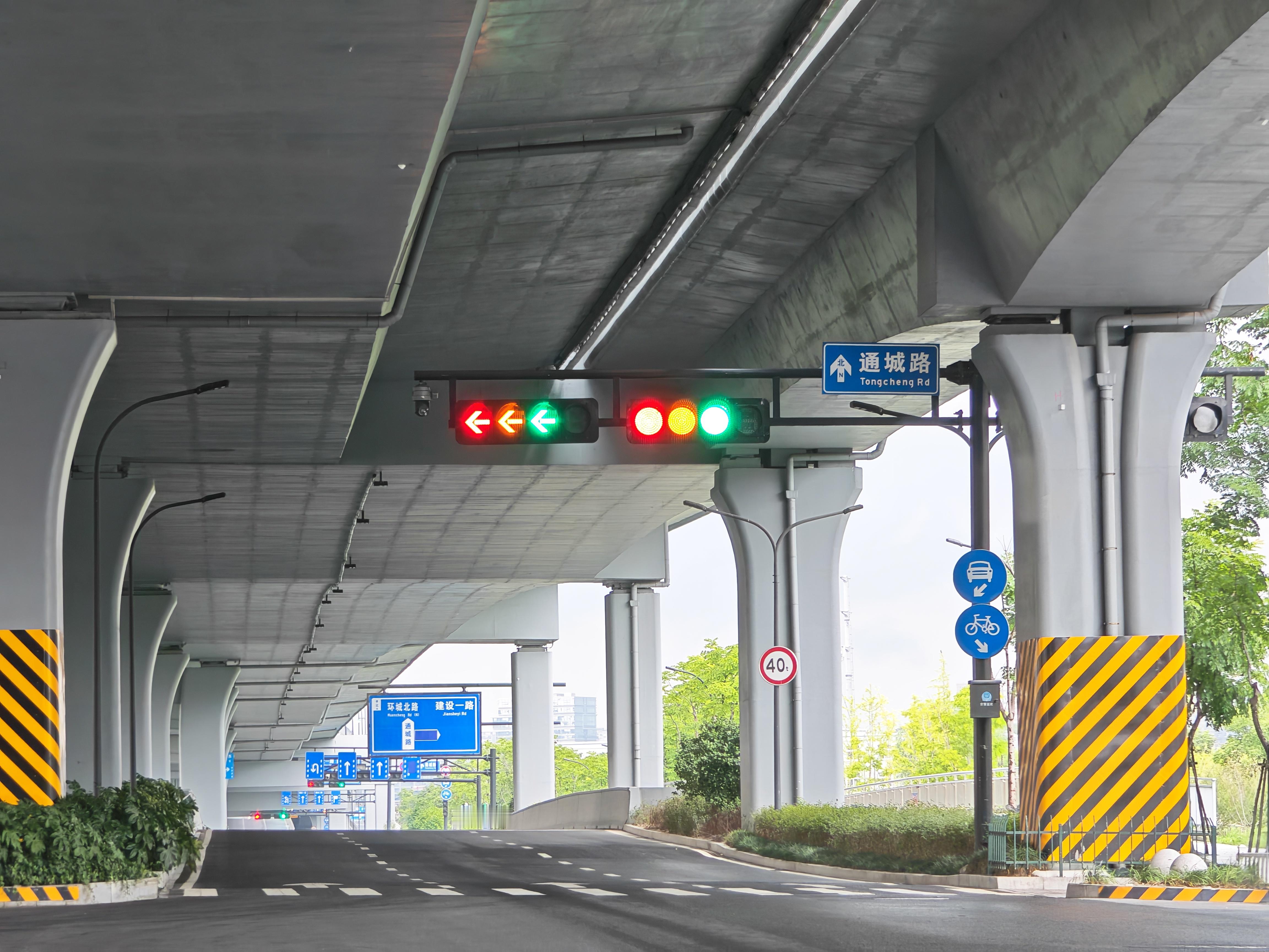 今天过路口的时候看到一个这样的红绿灯…也不知道是过还是不过[捂脸哭][捂脸哭]​​