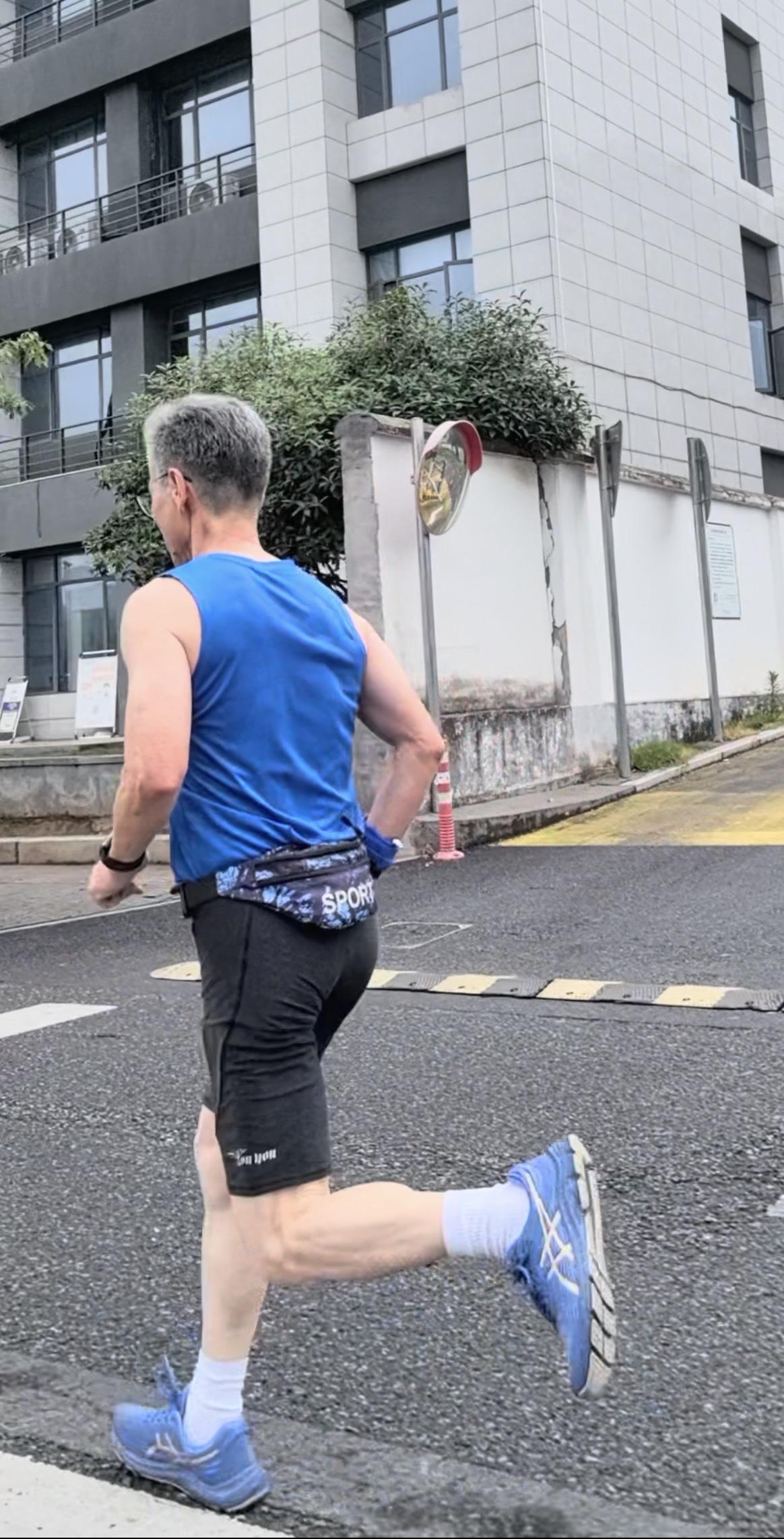 能一口气跑完10公里，你已是同龄人里的耐力天花板能一口气跑完10公里，早已不