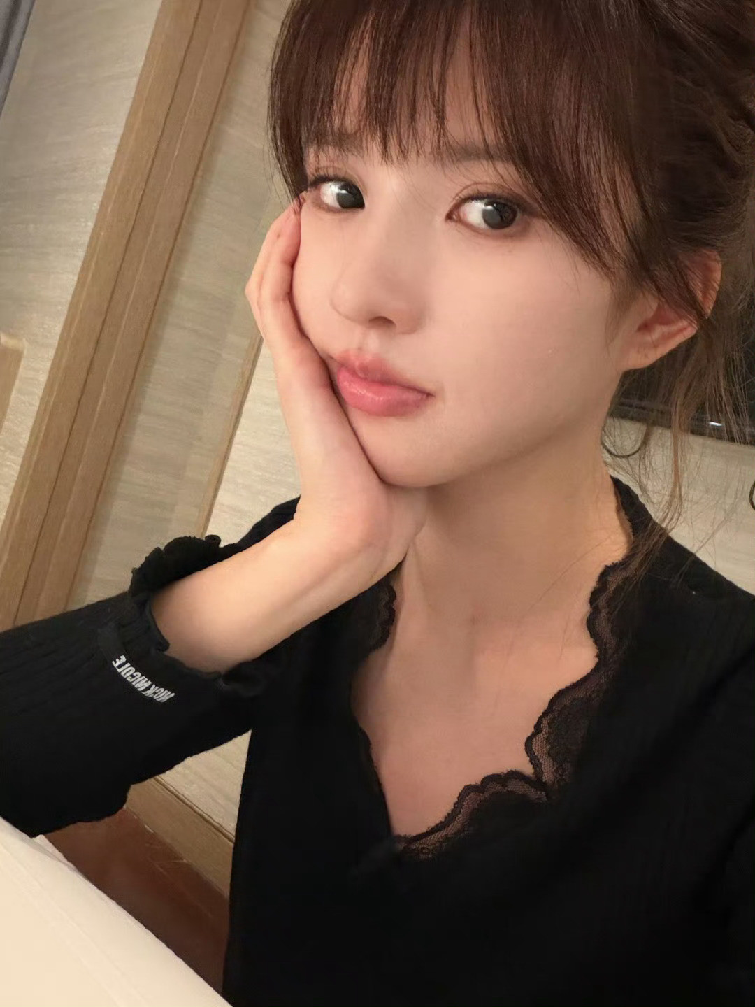 刘些宁那我们也算是看到你的朋友圈了是不是呀[么么