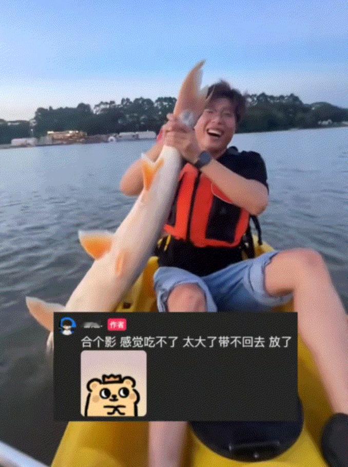 “划桨划出60斤巨鱼！”广州男子白云湖游玩时发现神秘鱼尾，伸手一拉惊呆了：竟是一