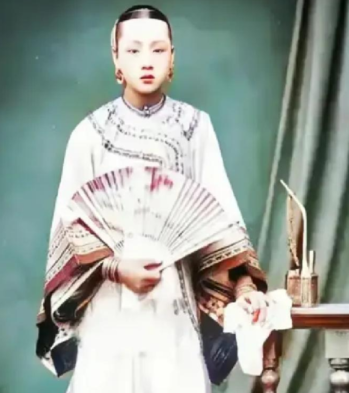 1863年，41岁的李鸿章大婚，娶了24岁的赵小莲。洞房花烛夜，赵小莲给他立了三条规矩：不许休妻、不