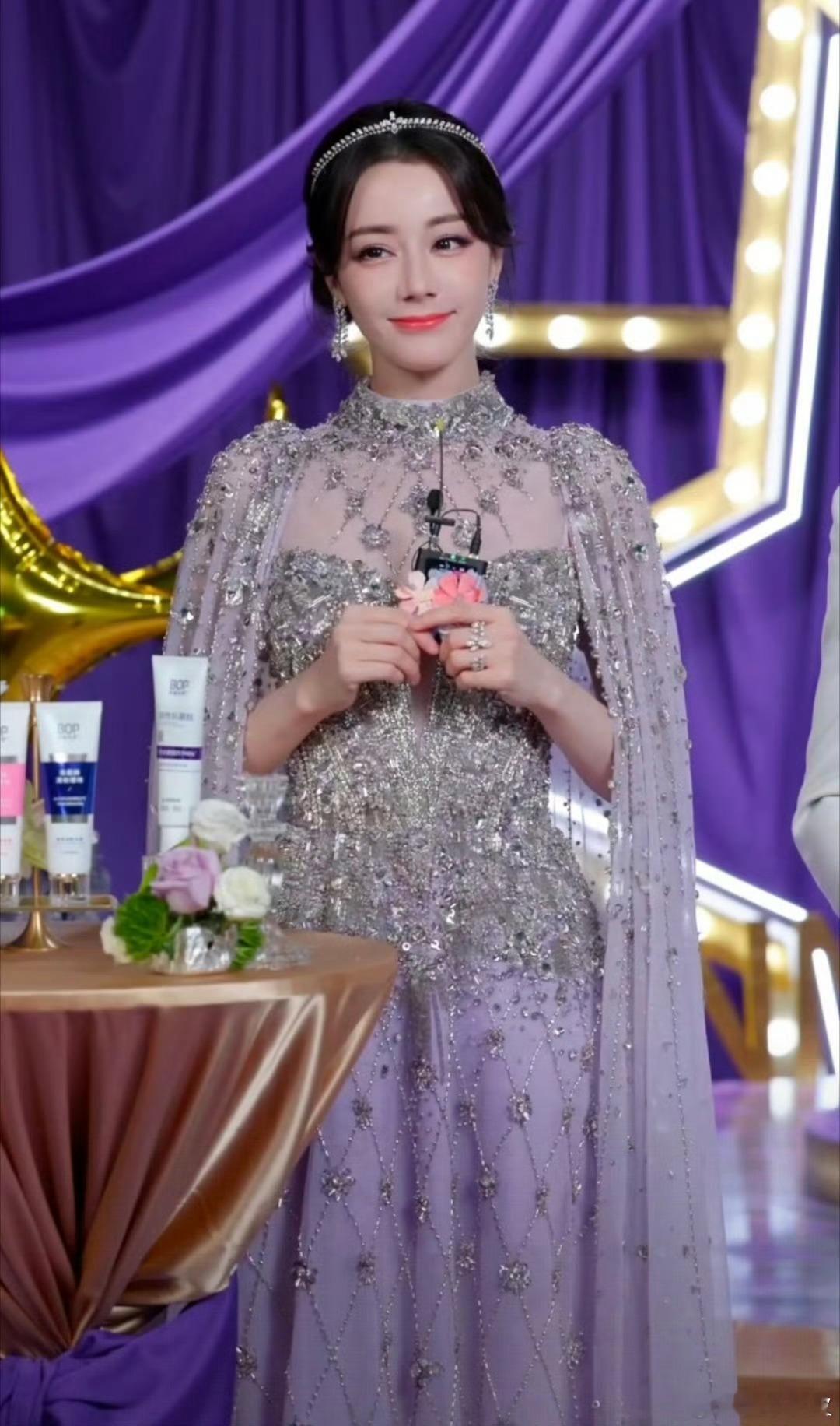 迪丽热巴将项链当发饰用迪丽热巴把项链当发饰用迪丽热巴直播，迪丽热巴将项链当发饰用