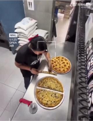 一位餐厅老板不时会收到顾客投诉，说他店里的比萨分量好像变小了，于是他决定查看监控