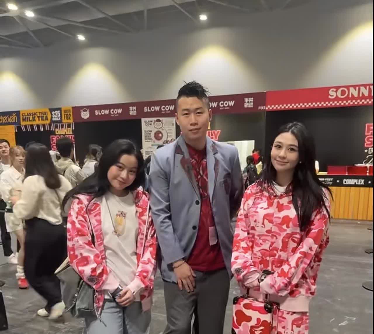 邱淑贞大女儿沈月和甘比女儿刘秀桦，一起参加活动