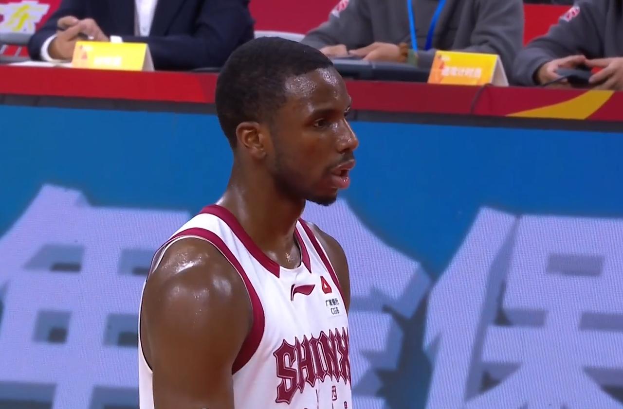 严惩迪亚洛！现场挑衅球迷+做出数钱动作篮球专家：坐等CBA公司罚单昨晚，CB