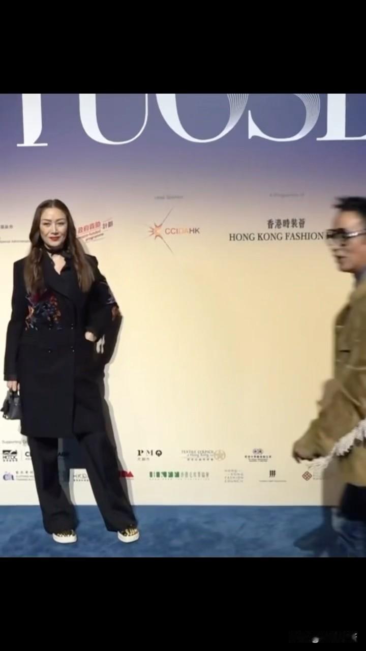 任达华，突发状况。11月23日，就在大家都关注唐嫣、罗晋时，70岁的任达华，