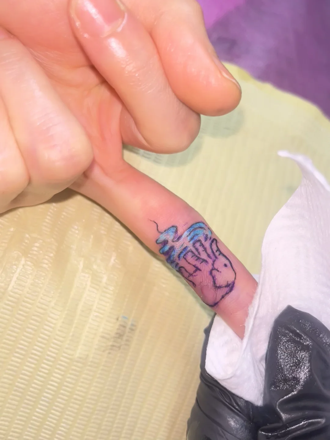 小小的💙很好看的蓝色手指纹身～