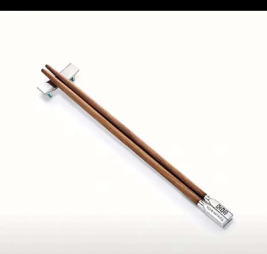 世界吃饭工具鄙视链从全球使用工具吃饭来看，存在一个鄙视链：用筷子的鄙视用刀叉的
