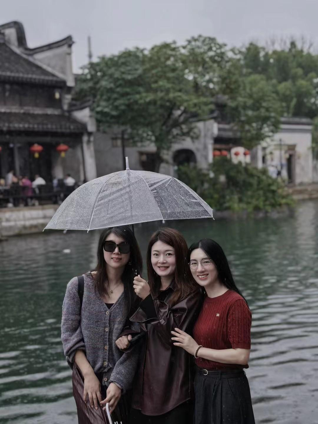 暮春烟雨赴南浔，撑伞漫步青石板路。白墙黛瓦如水墨，乌篷船摇碎涟漪，枕水人家藏尽江