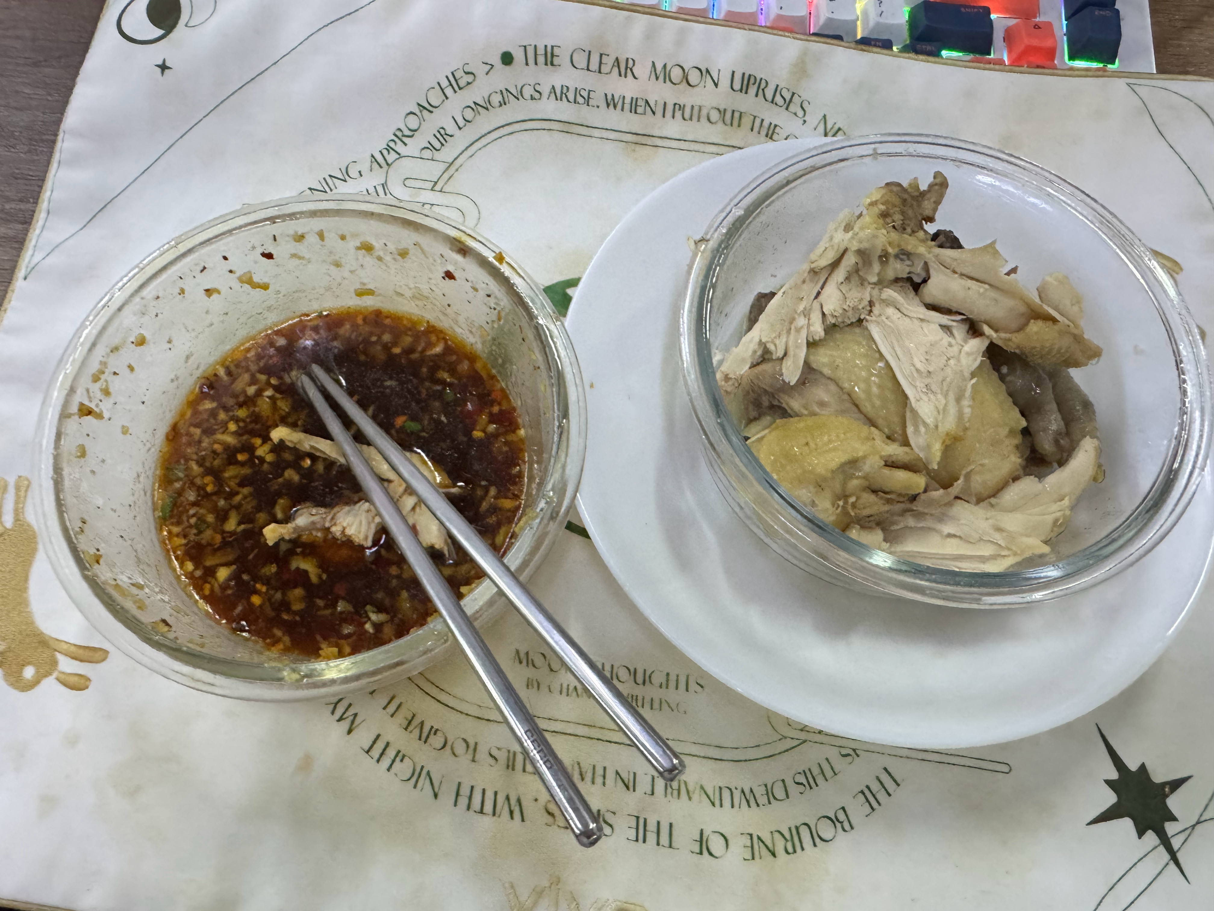 水煮鸡块，加一个秘制调配的蘸料汁，真的好吃又减肥​​​