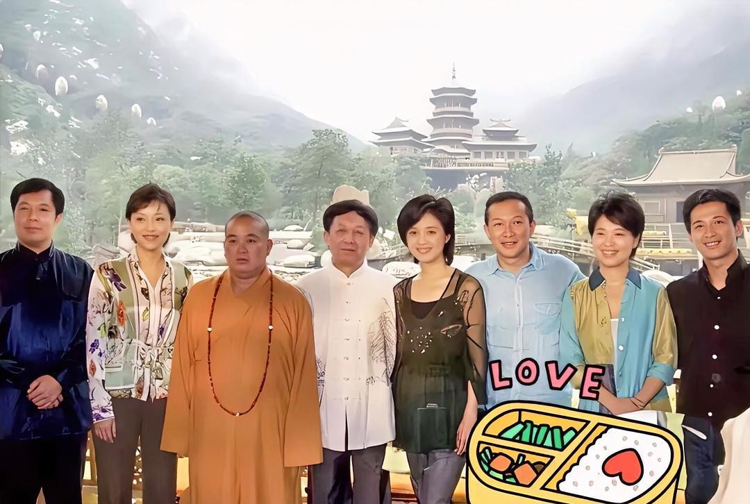 网上流传的一张释永信和社会名流的合影。照片里从左到右依次是舞蹈家梅帅元、主持人杨
