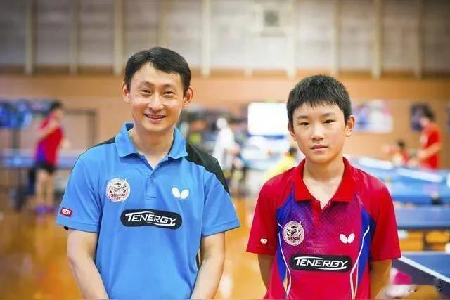 张本宇这一家来到中国成都挺尴尬的。先前有某个俱乐部要为张本宇的女儿张本美和搞个