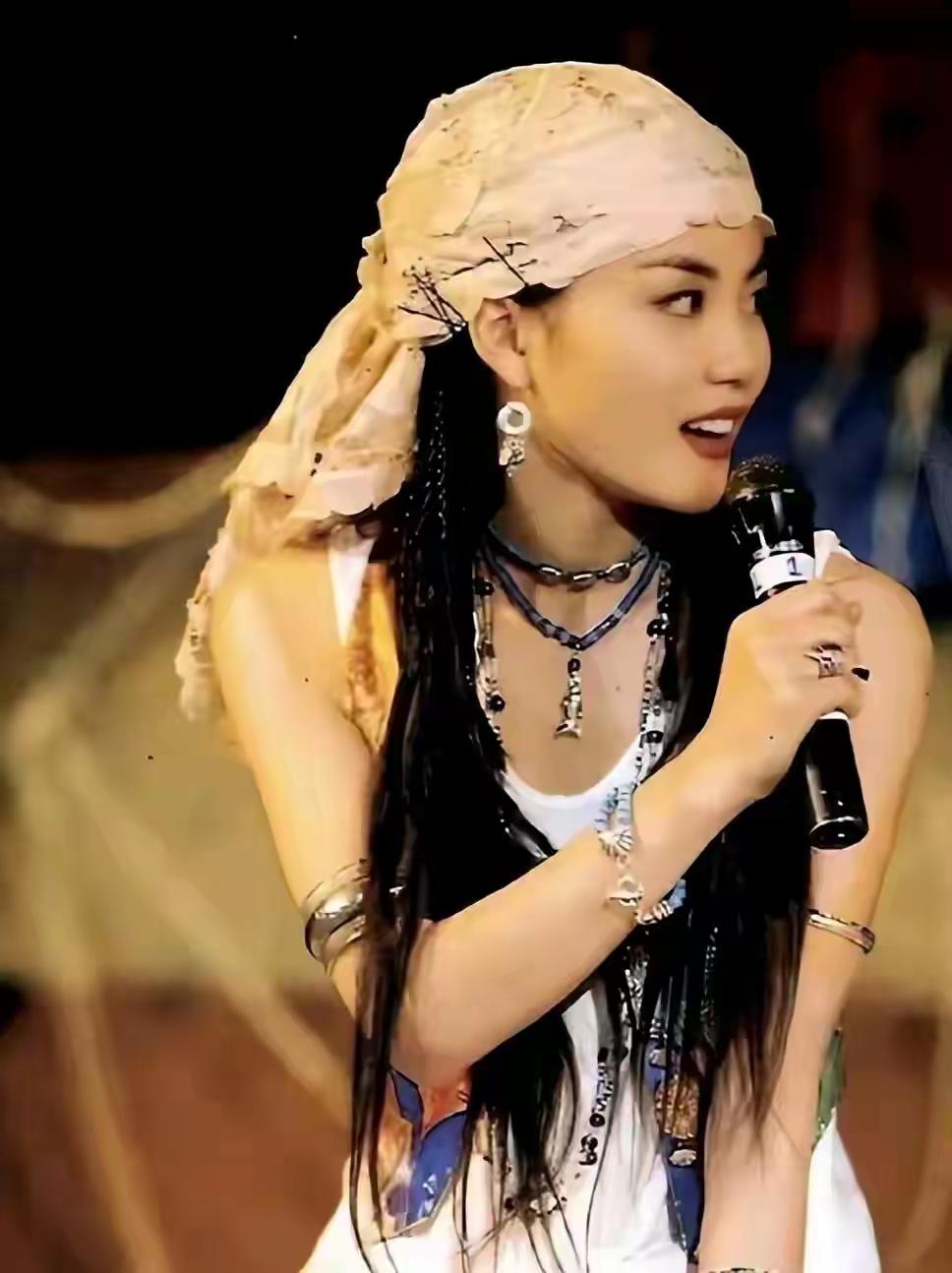 李亚鹏说:“王菲是我见过最单纯的人。”​那英说:“王菲很单纯、很天真，像个小朋