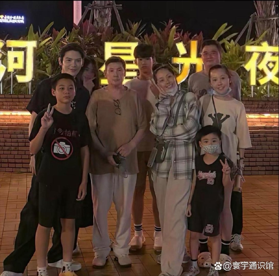 向佐又去台北看望老婆和岳父，一家10口人吃饭特别热闹。42岁郭碧婷没化妆坐在爸爸身边，她素颜脸色有点