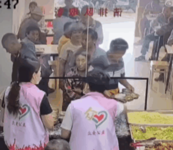 近日，网友曝光广东一家公益食堂，它免费吃饭没火，宣传爱心没火，但是却因为一个人上
