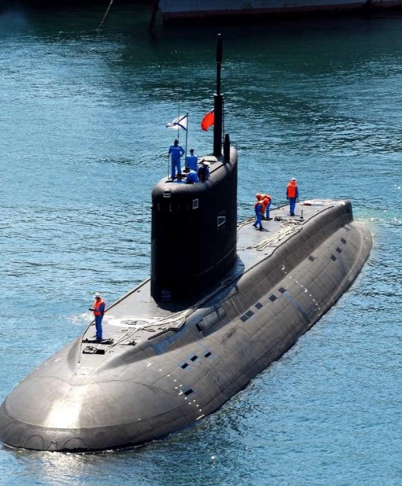 又炸了，港口也不安全，俄军价值4亿美金的潜艇，停在本土的新罗西斯克港仍然逃脱不了