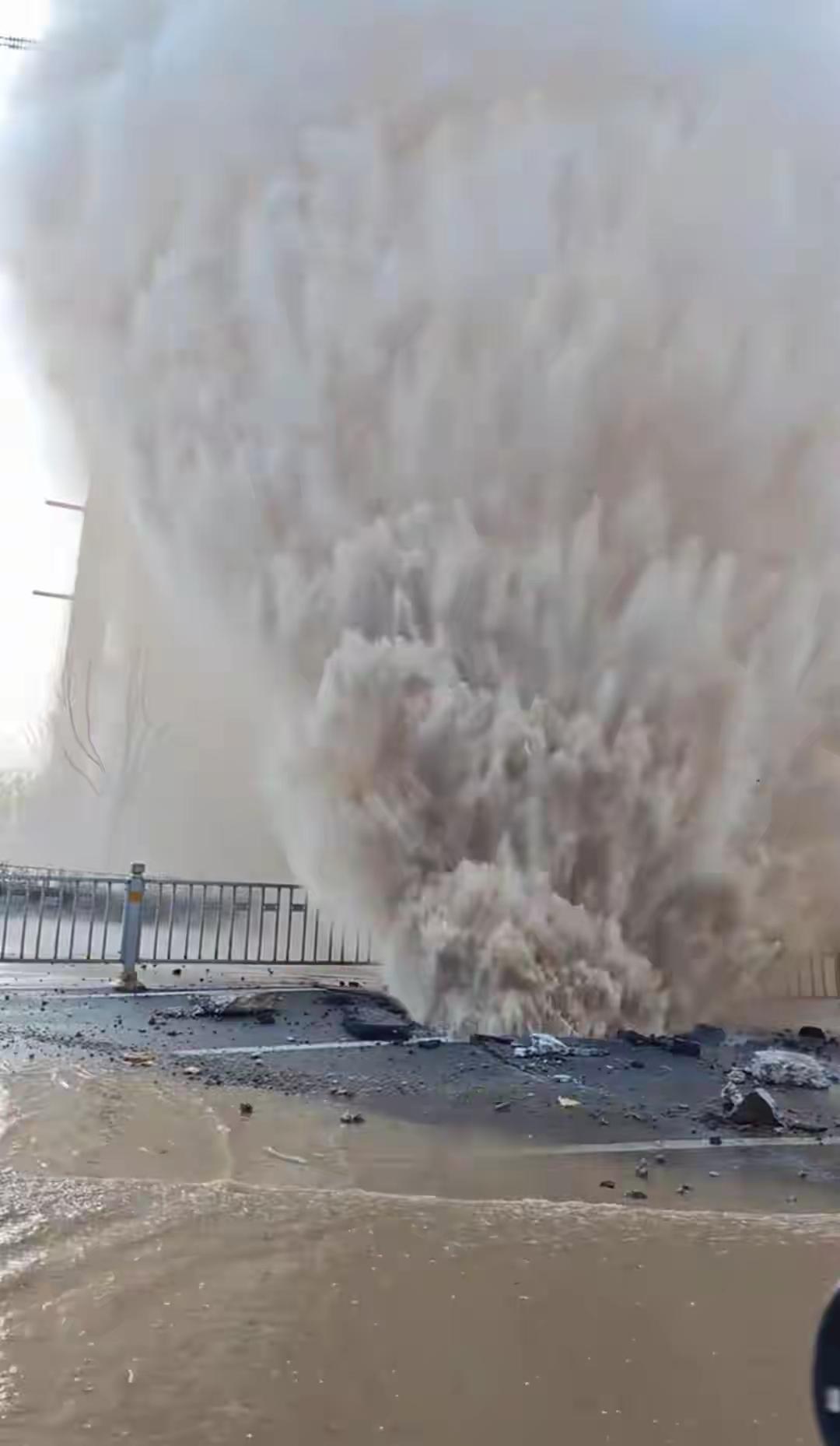 12月17日下午，济南奥体中路与花园东路交叉口，一声闷响后，地下供暖管道突然爆裂