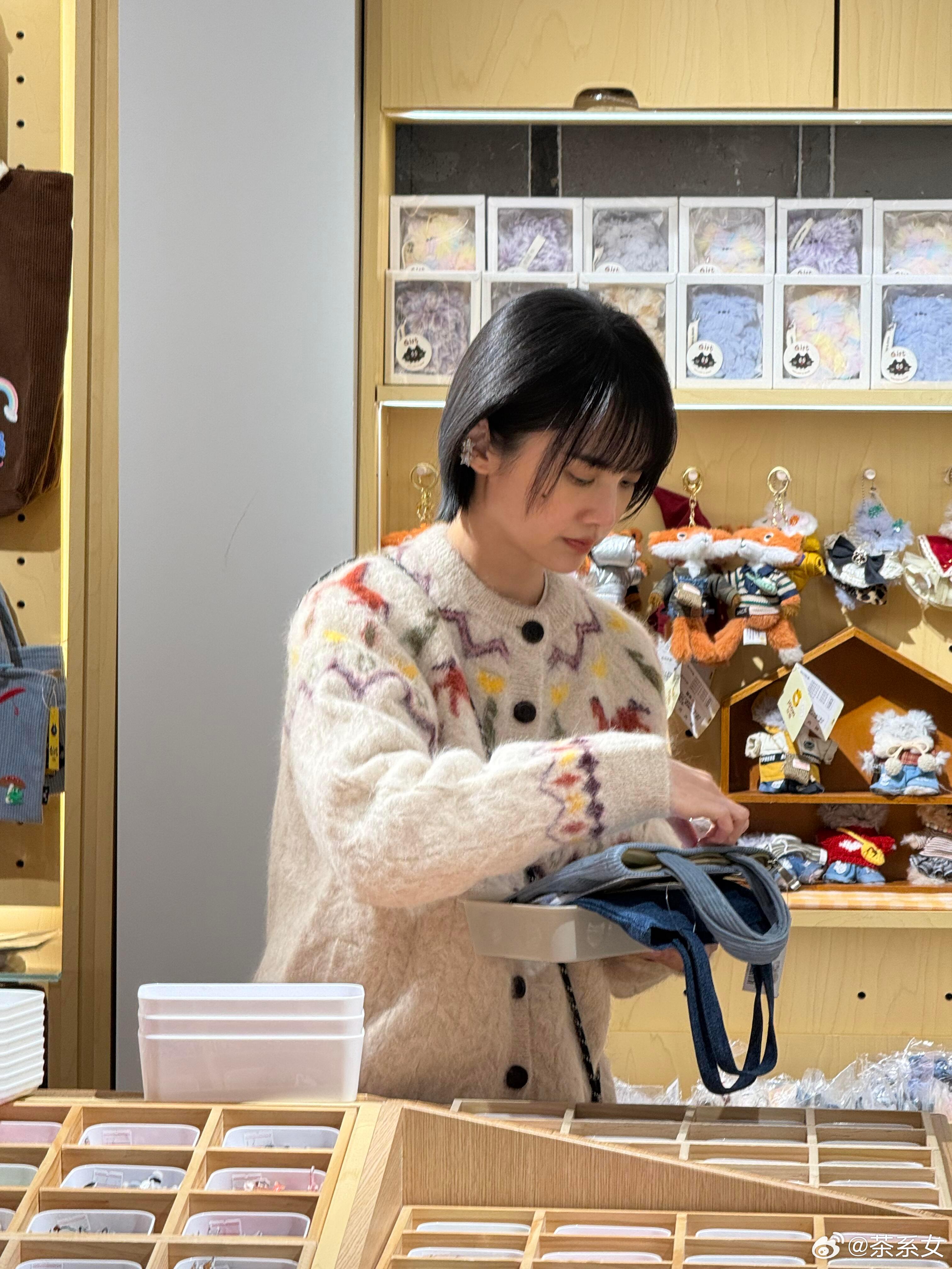 杨丞琳私下状态好不一样，生图温柔又松弛，和舞台上好有反差。