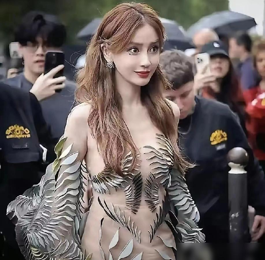 别再同情杨颖了。那场世纪婚礼，根本不是嫁给爱情，是她给自己找到的第一个，也是