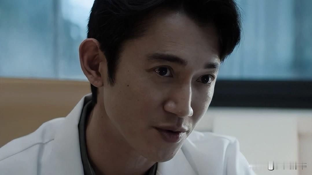 《危险关系》里的罗梁，从温和到阴险、到痛哭、到疯狂、直至露出狰狞獠牙，人格撕裂只