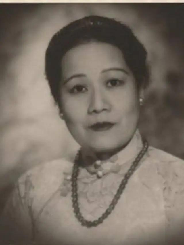 1914年，宋霭龄与孔祥熙完婚。新婚之夜，一伙儿人来闹洞房，有人一把扯下她的腰带