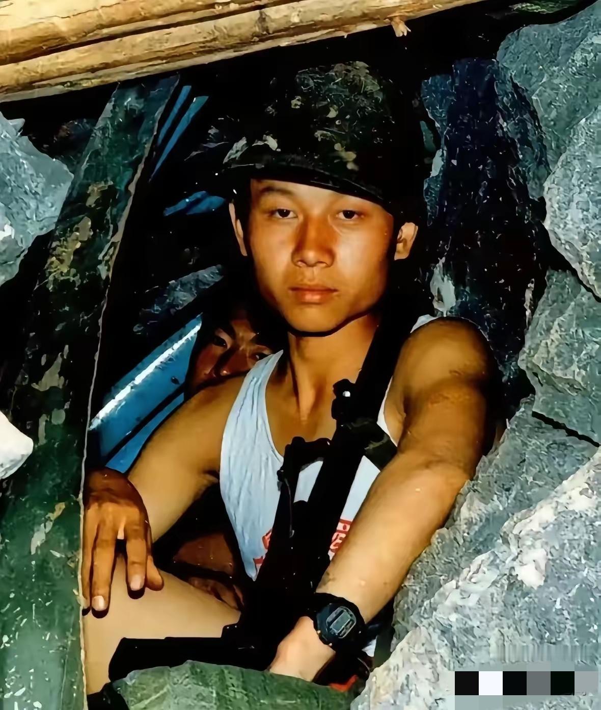 这位是对越自卫反击战，在老山前线牺牲的张鹏烈士，牺牲当天，时任团长的秦天谱写下“