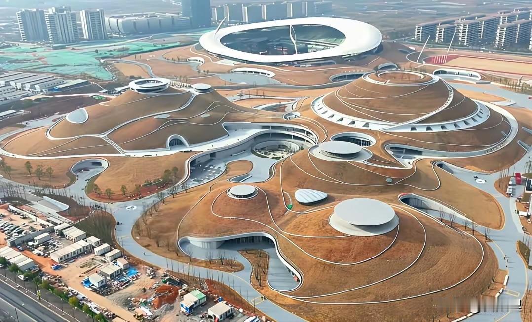 网上已经吵得不可开交了！据说这是即将完成的衢州体育中心，还没投入运营，就因为独特