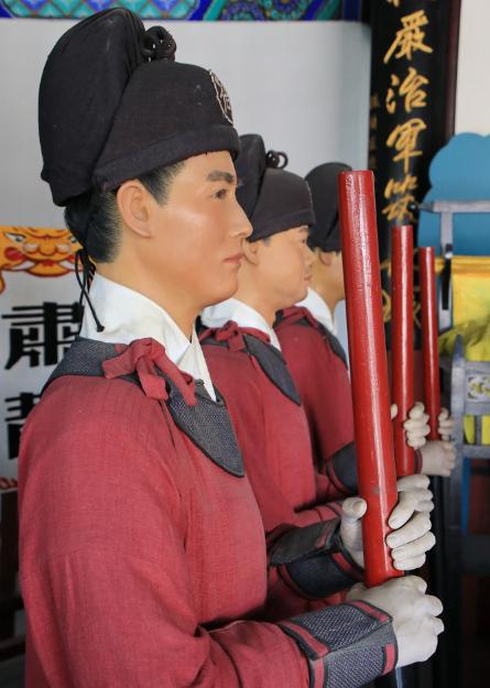 古代告状，先得挨三下“杀威棒”。中国古代司法体系中，杀威棒作为一种杖责形