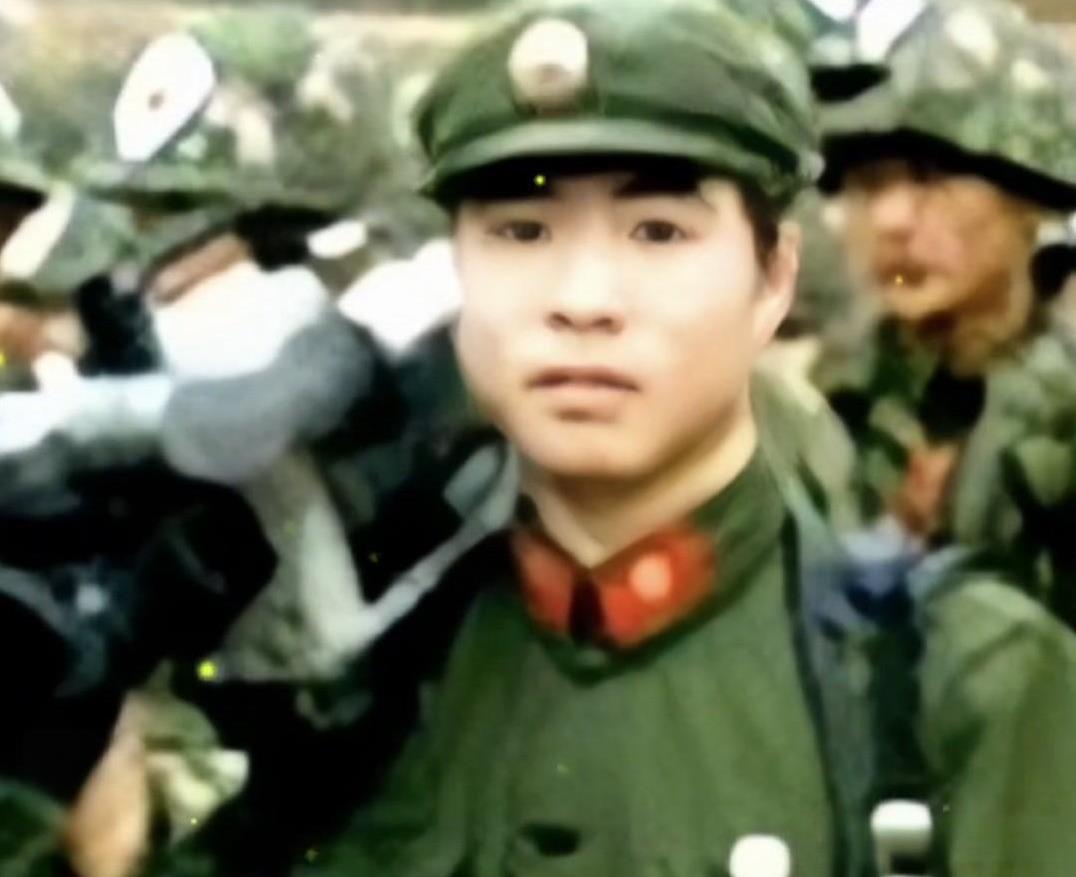 他在老山前线执行拍摄任务时，不幸被越军炮火击中，牺牲在著名的“黑豹行动”中，他就