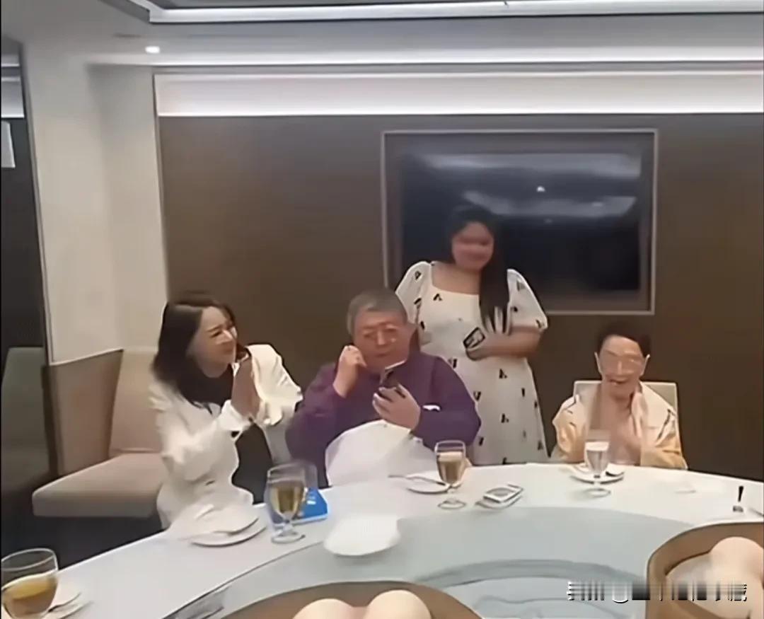 著名女星胡慧中给101岁的婆婆过生日，200多斤的女儿和老公成功抢镜，这父女两真