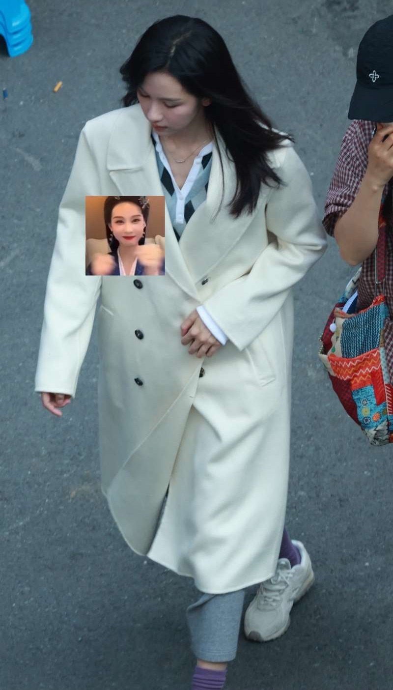 第一套的造型加了大衣真是完美的妈生鼻陈都灵余九琪陈都灵冬风吹又生