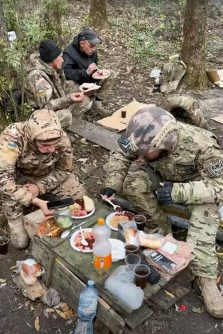 ​从乌克兰前线传出前线战阵地生活照片，大家看到的前线作战的乌军士兵们生活并不是很