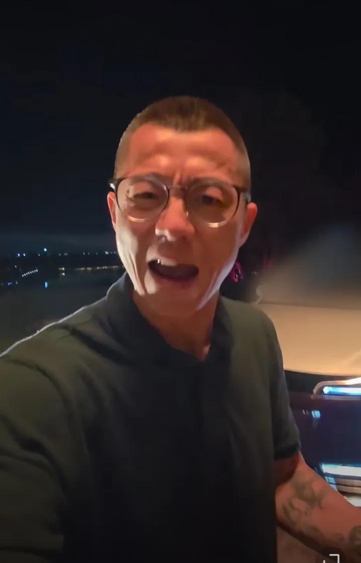 车评圈大V陈震激动了！5月19日上午，他发了一个视频连声夸赞尊界S800“太强了