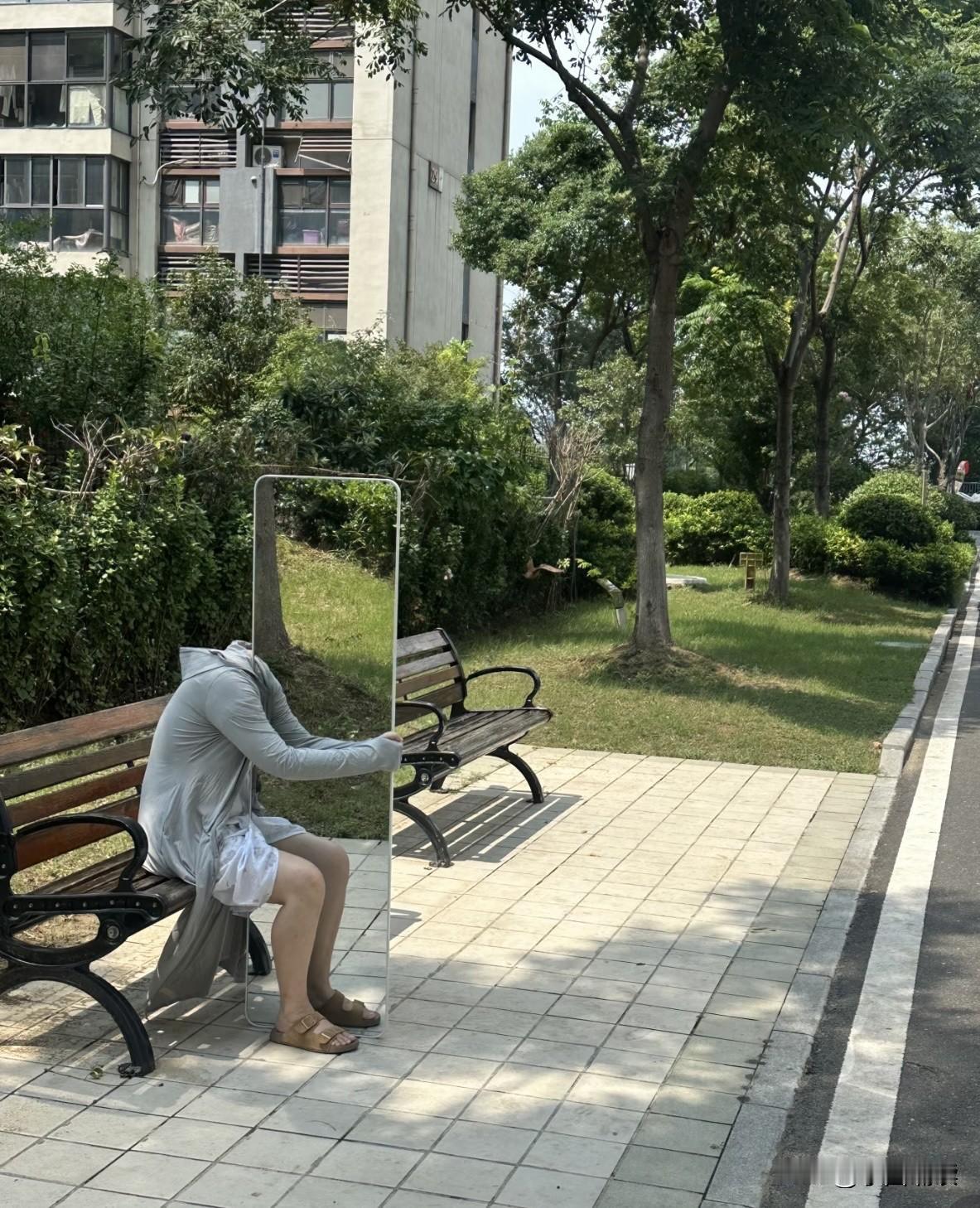 天啊，这明明是个大活人啊，头呢？
