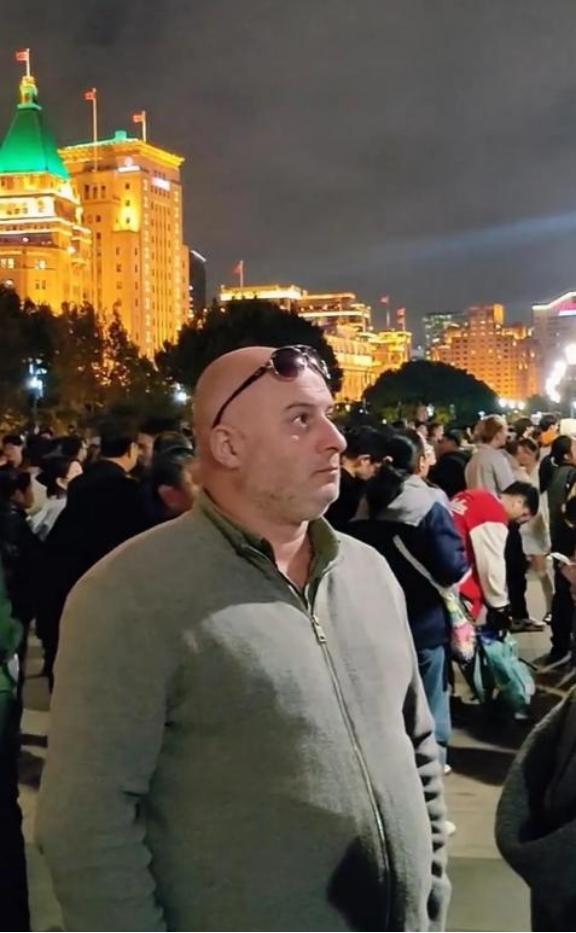 为什么很多美国人到了中国后不笑？全都表情严肃的看着中国的一切!来中国玩的外国人越