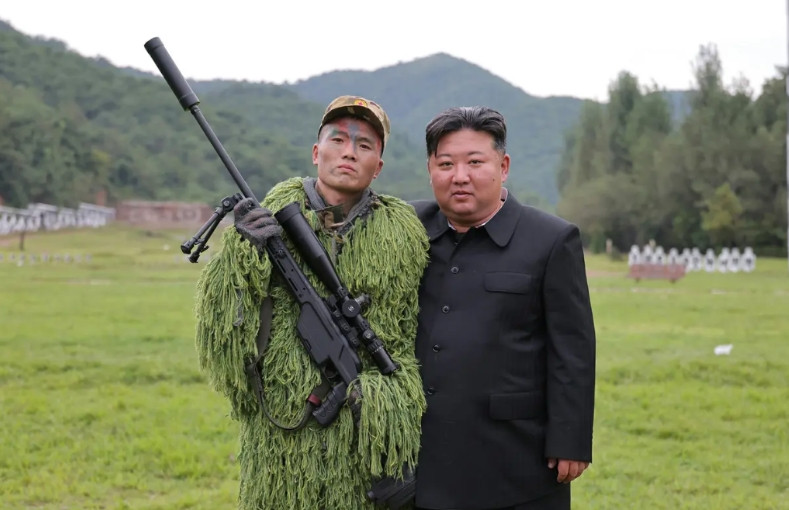 朝鲜狙击手手持朝鲜自己生产的新型狙击步枪同金正恩合影金正恩还就朝鲜国防科学院自