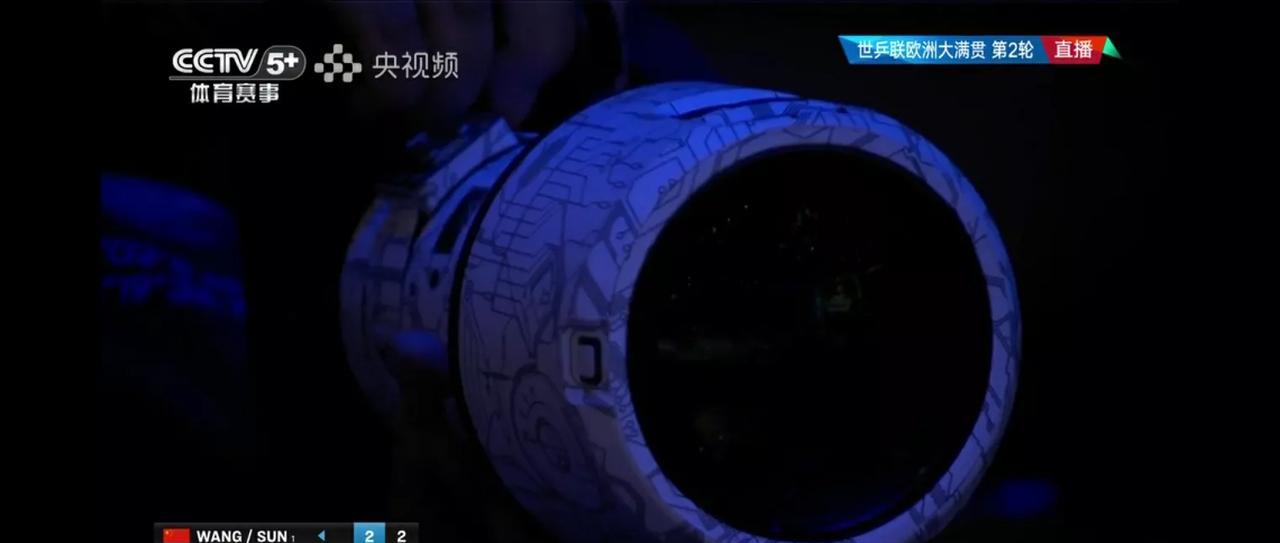 孙颖莎和王曼昱一起打女双比赛第三局比分2:0时，镜头里给到的画面上突然出现了一个