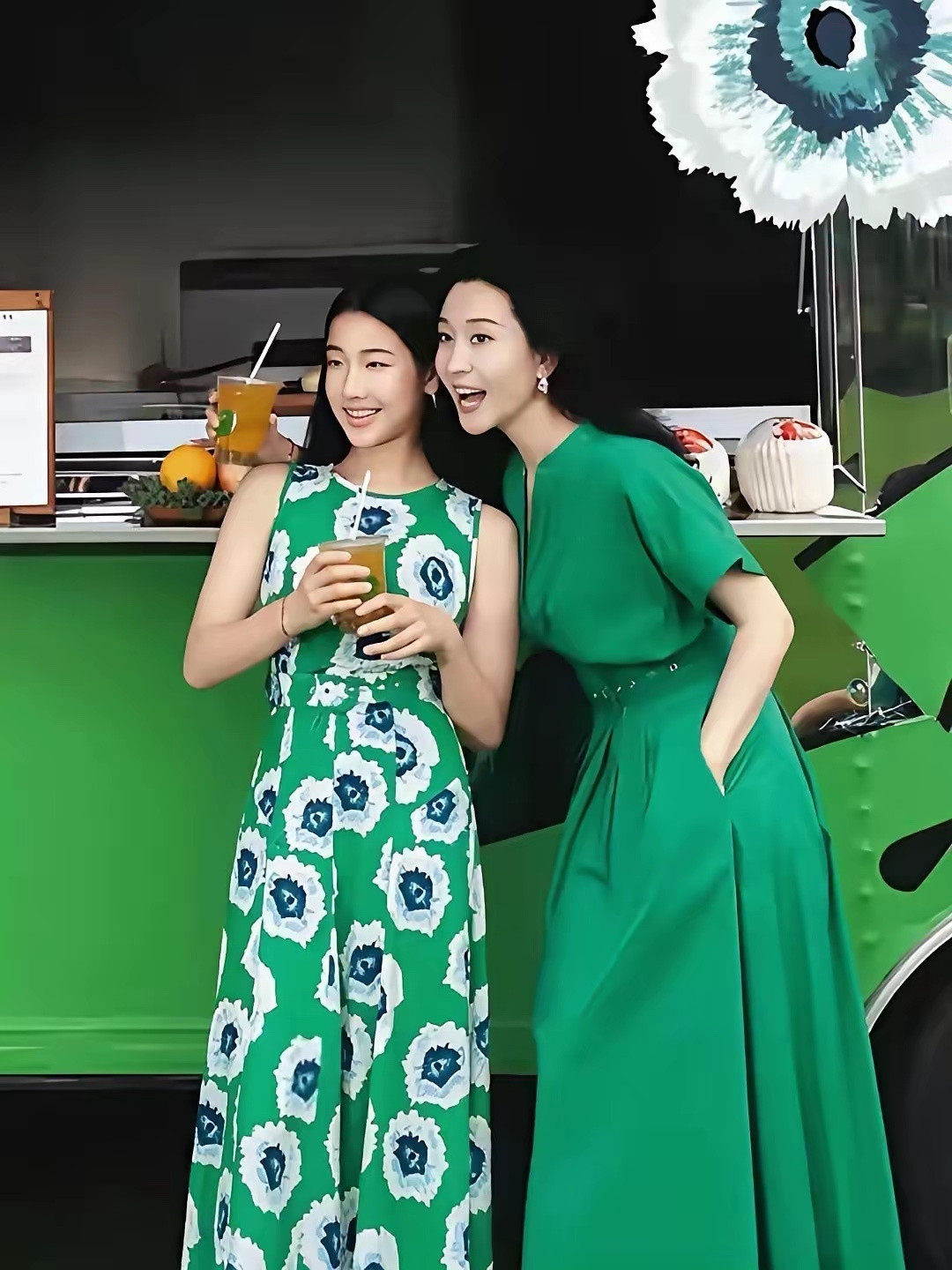 苗圃携一家四口在巴黎度假啦！富商老公首次正面亮相，虽说相差19岁，可一点违和感都