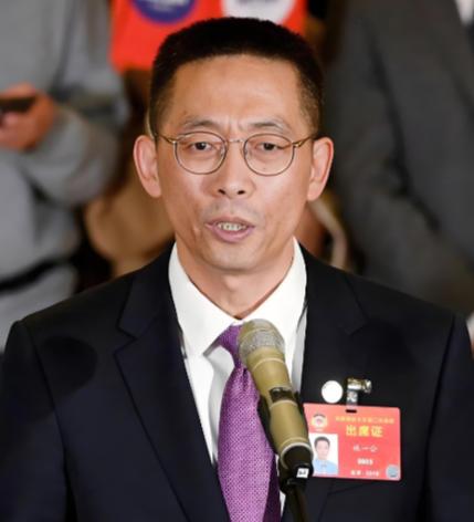 一次国际会议上，一位瑞典教授在谈到中国科技时，满脸透着不屑，时任清华副校长的施一