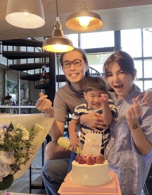 Ella陈嘉桦和老公现身日本，夫妻俩牵着手逛街，赖斯翔的身材超好​​​