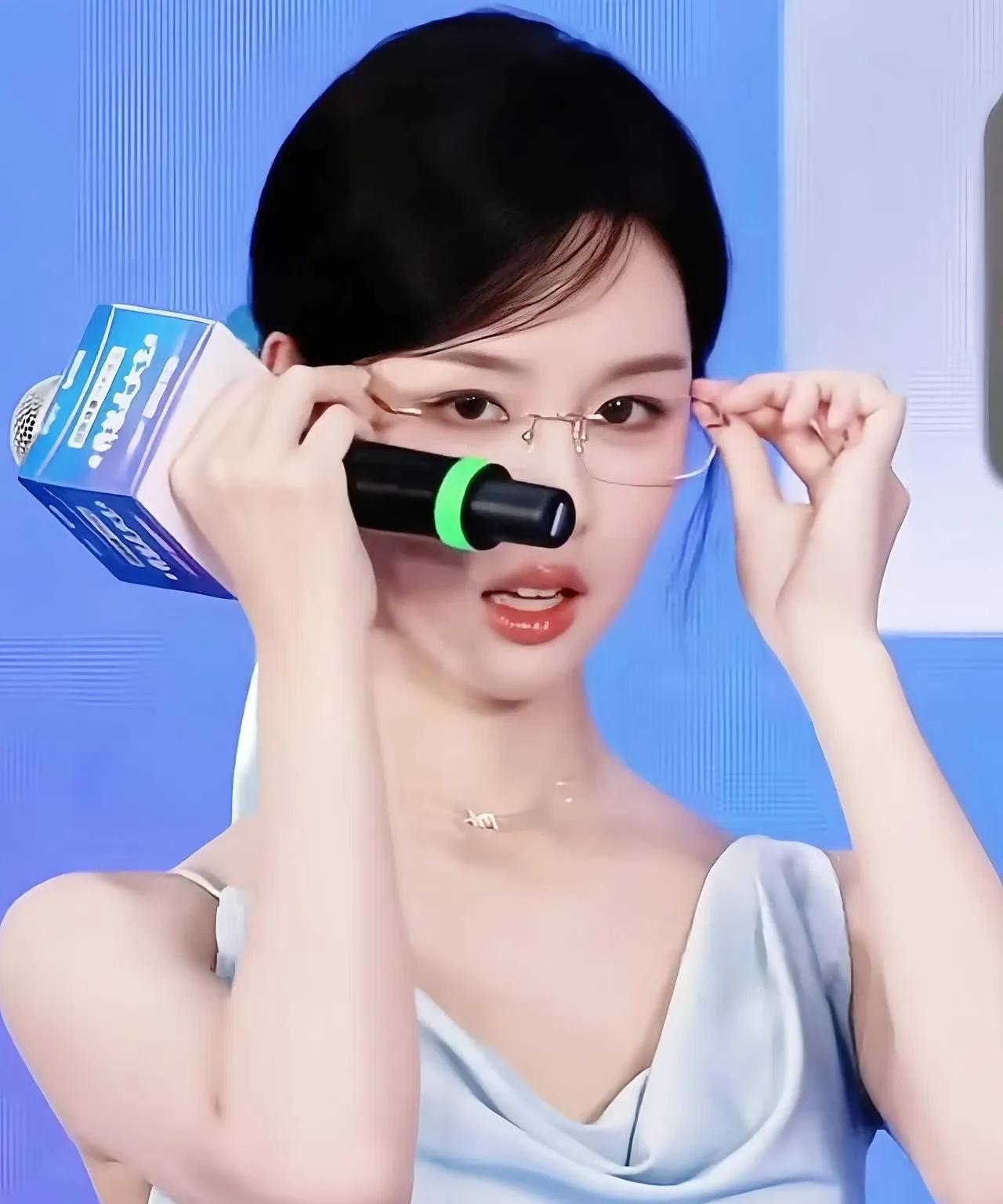 陈都灵在内娱也算是独一份的存在了吧，高颜值的美女学霸，就这一条拎出来，都吊打内娱