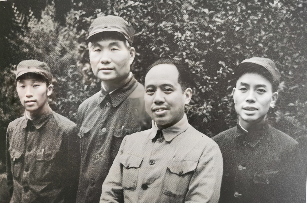 有一个兵团，司令员兼政委是大将，两位副司令员都是开国上将，兵团首长的军衔，居所有