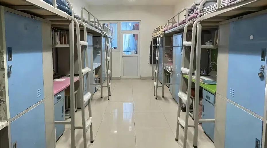 为什么很多人反感大学宿舍8人间？我觉得大学生8人家是非常好的配置，多了拥挤，少了