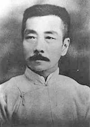 1927年，上海弄堂里，许广平发现自己怀孕了。她慌了，捶打肚子，想要抹去这个“错