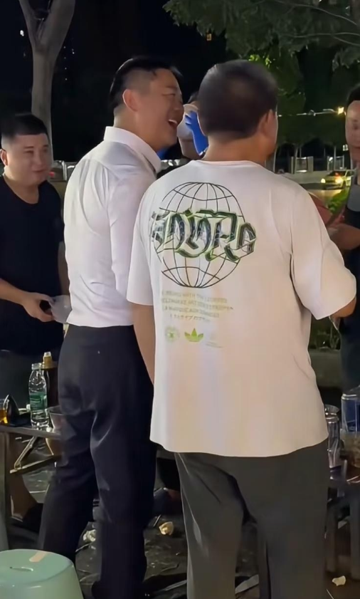 看到刘强东回到江苏宿迁的老家我却发现他不对劲不是他的行为很奇怪，而是你看大