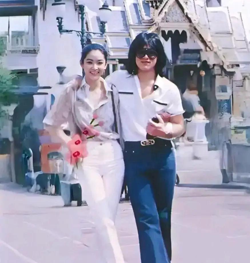 林青霞与成龙同游泰国，直接把手搭在林青霞的肩上，如此亲密举动，一看两个人的关系不