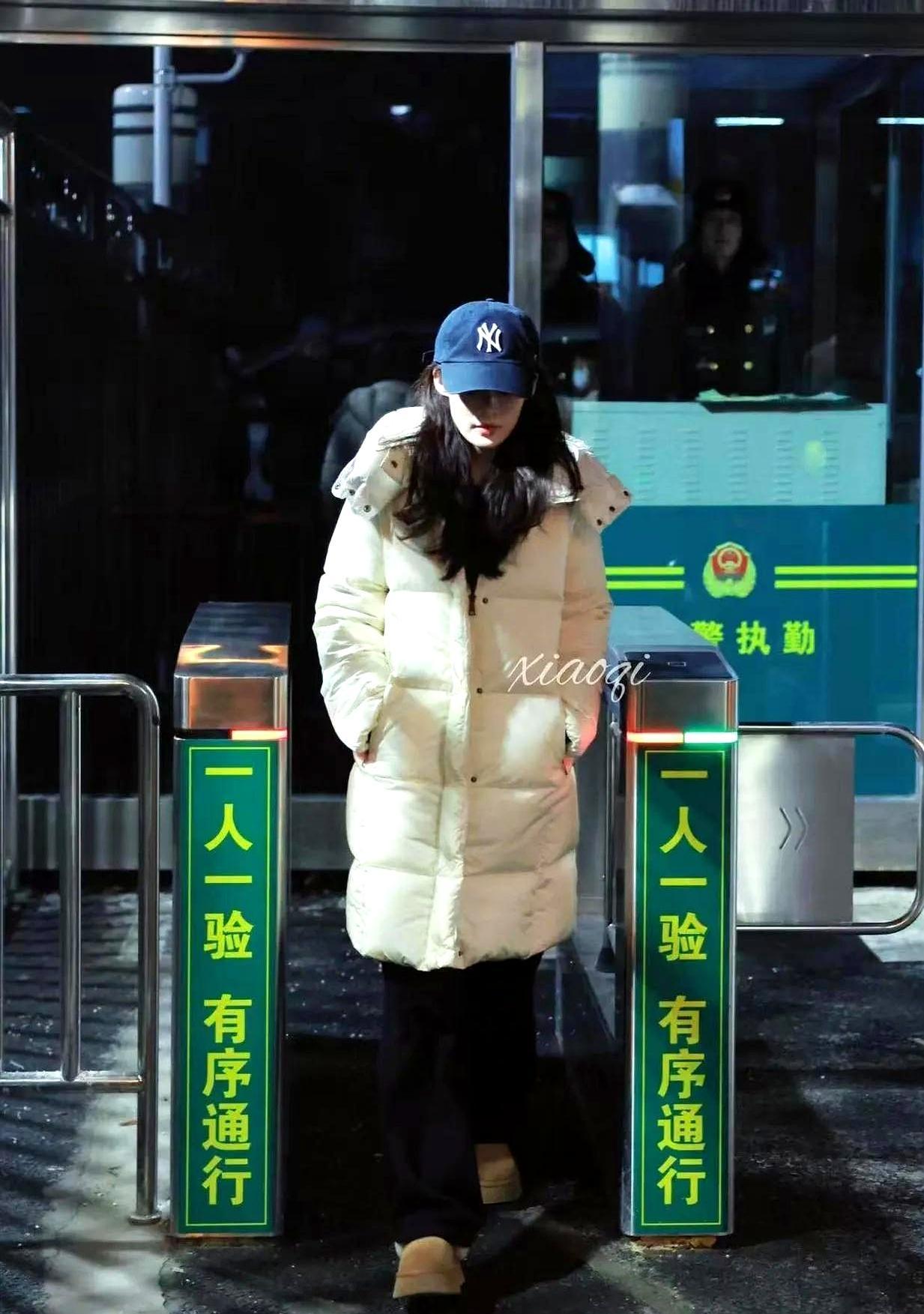 李沁把羽绒服从秀场穿到机场，套路简单：米白长大衣裹全身，牛仔裤雪地靴一蹬，棒球帽