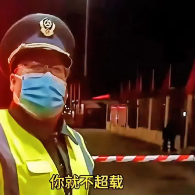 司机向收费站要16吨鸡蛋，班长说给你免费你走吧，司机我不走。司机11吨车皮，